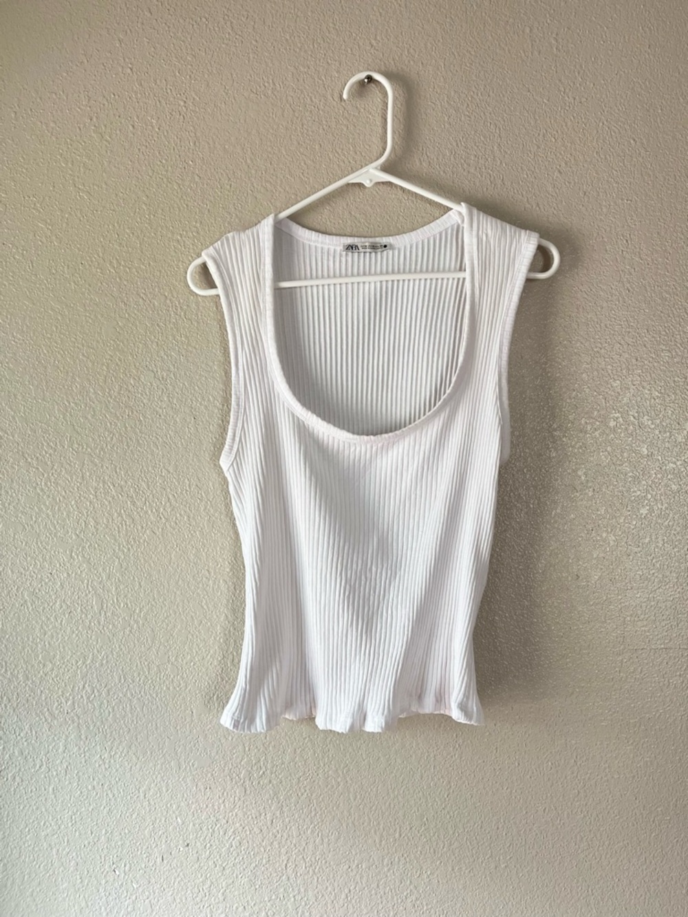 Zara White Ribbed Scoop Tank - Picture 2 of 6